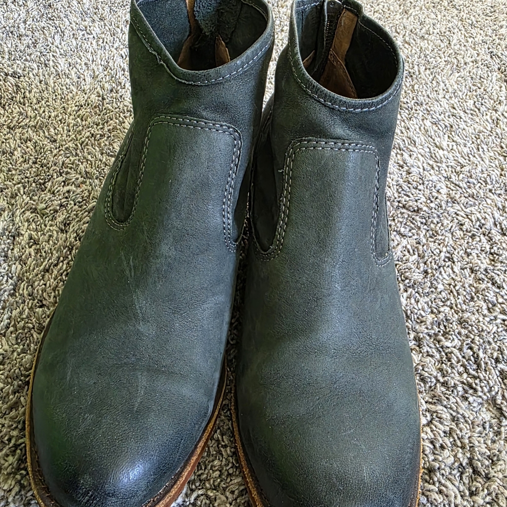 Sofft Olive Green Ankle Bootiwith Sleek Design - Picture 3 of 6